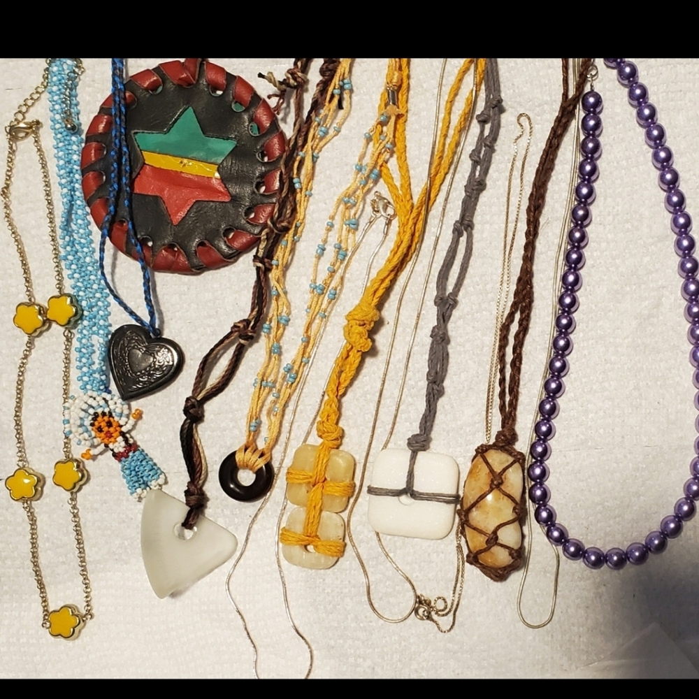 Lot 15 necklace, chain and locket lot